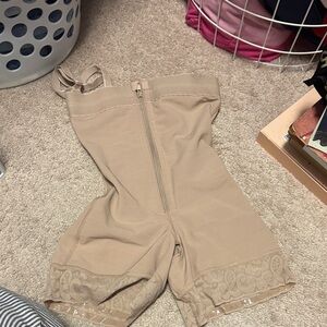 2️⃣5️⃣DEAL - Nude High-Waist Lace Hem Shapewear Bodyshort